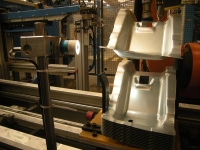 Pewna kontrola pobrania jednego arkusza blachy ze stosu przy pomocy czujników liniowych